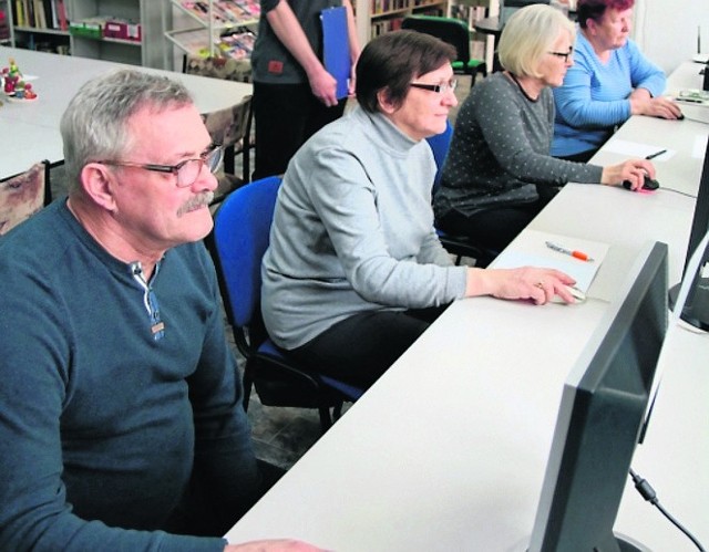 W białobrzeskiej bibliotece seniorzy uczą się podstaw obsługi kompuetra i korzystania z internetu.