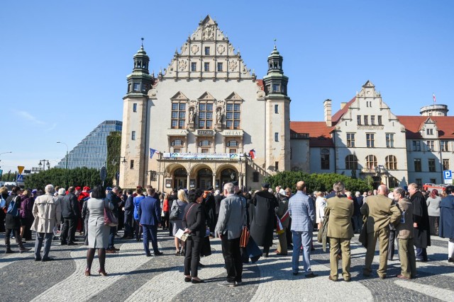 Uniwersytety wchodzące w skład dawnego Uniwersytetu Poznańskiego organizują konkurs na zawartość Kapsuły Czasu. Jedną z nagród jest 3 tys zł, oraz zaproszenie na okaziciela na uroczystość za 100 lat.
