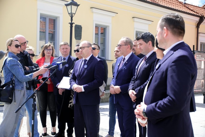 Piątkowa konferencja przed białostockim ratuszem inicjatywę...