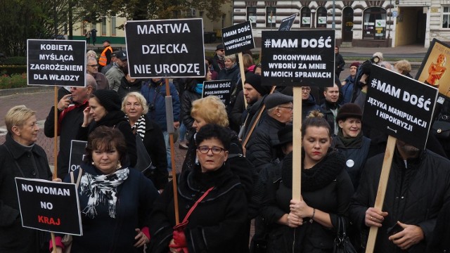 Dość piekła kobiet, dość piekła kobiet - skandowali w niedzielne południe przed pomnikiem marszałka Józefa Piłsudskiego w Koszalinie uczestnicy czarnego marszu, trzymając w rękach transparenty z wymownymi hasłami. To był kolejny marsz, tym razem organizowany w ok. 100 miastach całej Polski.