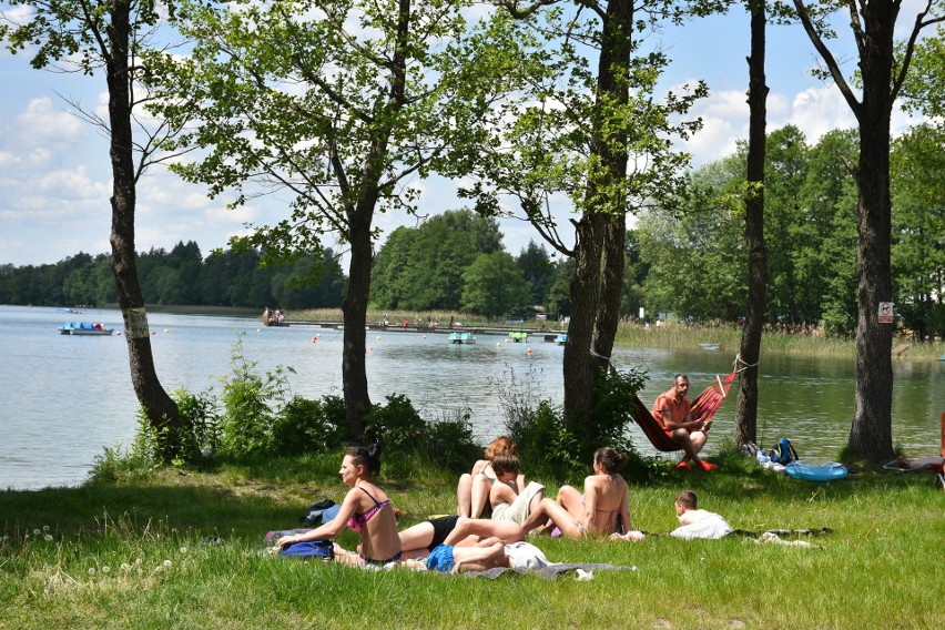 Słoneczna pogoda przyciągnęła setki turystów nad Jezioro Białe. Zobacz zdjęcia