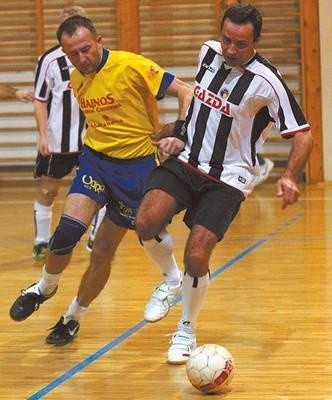 Krzysztof Leśniakiewicz z Piekarni Hajnos (z lewej) w pojedynku z Arturem Czechem z Gazdy Fot. Maciej Zubek