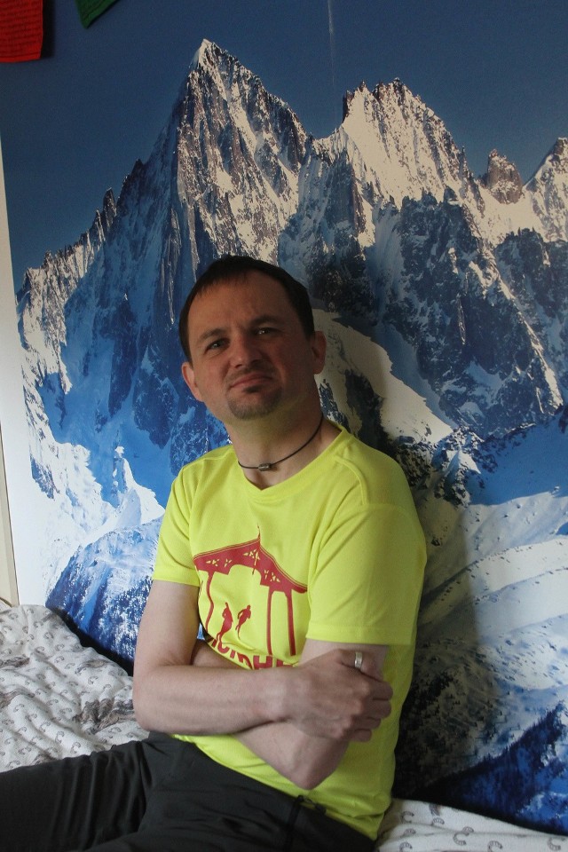 Paweł Kulinicz w swoim pokoju. Tapeta to namiastka gór