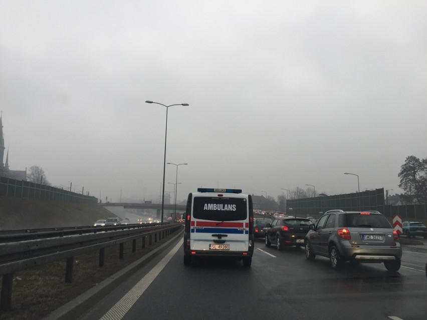 Kolizja BMW na DTŚ w Zabrzu. Zablokowany był pas w kierunku Katowic [ZDJĘCIA]