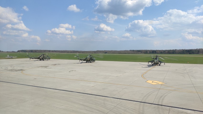 Śmigłowce szturmowe Mi-24 na lotnisku Krywlany w Białymstoku