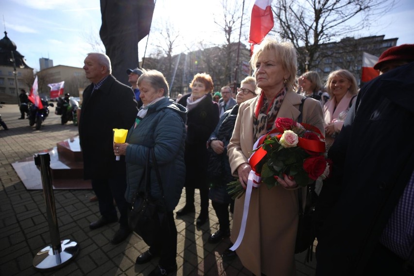 Spotkanie wiernych pod pomnikiem Jana Pawła II - modlili się...