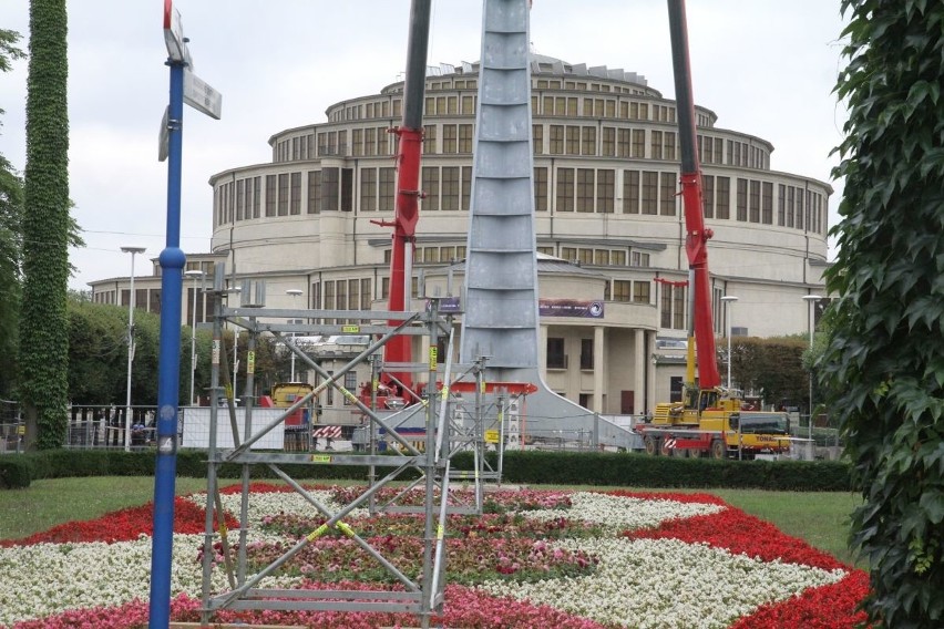 Udało się! Iglica położona przed Halą Ludową [ZDJĘCIA]