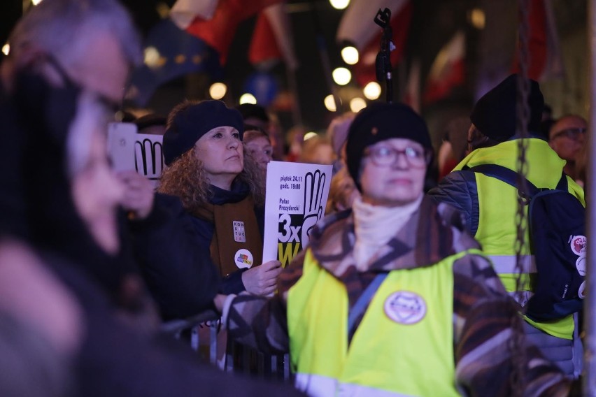 Łańcuch Światła w Warszawie. Manifestacja przed Pałacem...