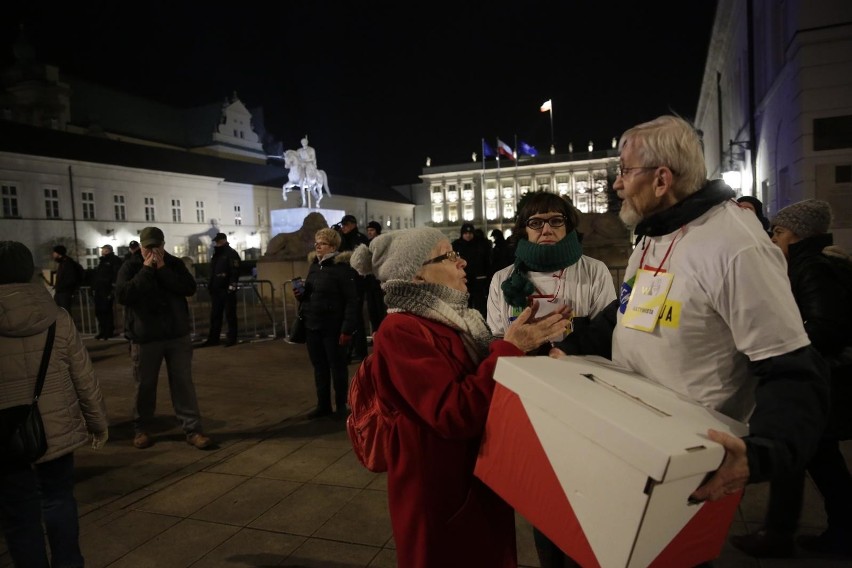 Łańcuch Światła w Warszawie. Manifestacja przed Pałacem...