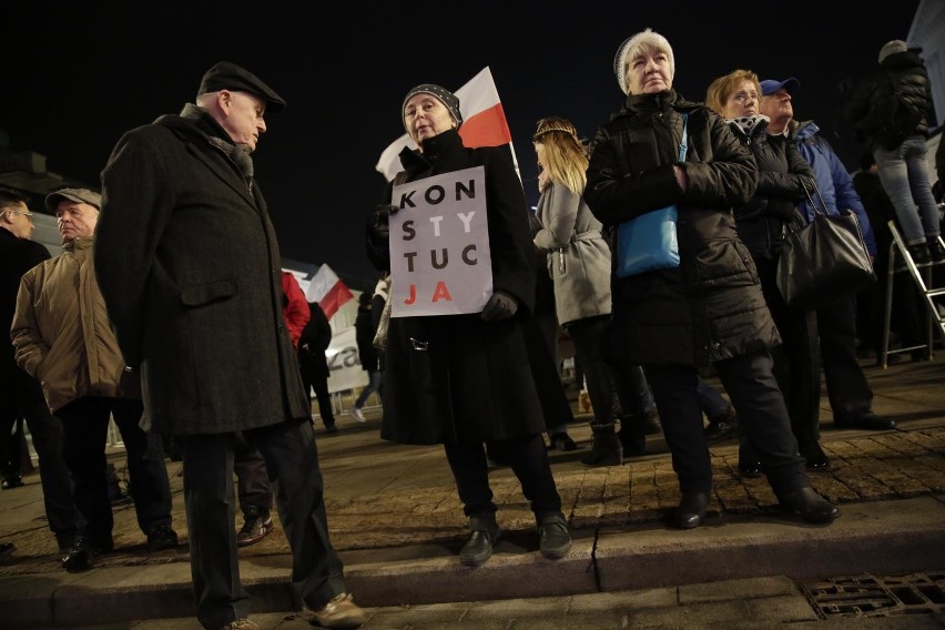 Łańcuch Światła w Warszawie. Manifestacja przed Pałacem...