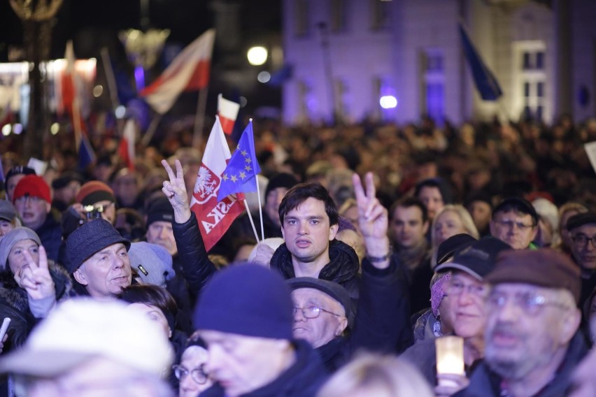 Łańcuch Światła w Warszawie. Manifestacja przed Pałacem...