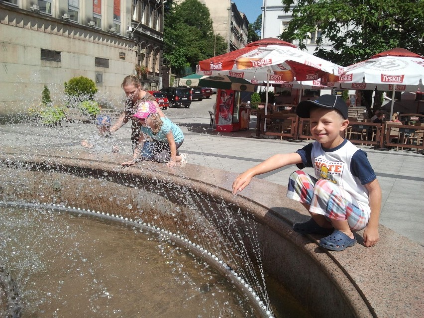 Fontanna na bielskim placu Bolesława Chrobrego. Mały Kuba...