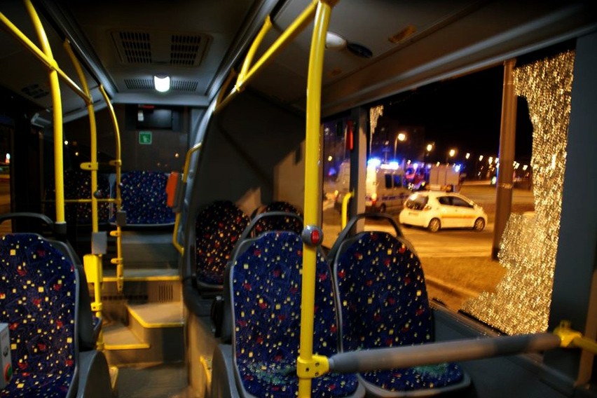 Wypadek na rondzie Sybiraków. Autobus linii 98 zderzył się z golfem [ZDJĘCIA]