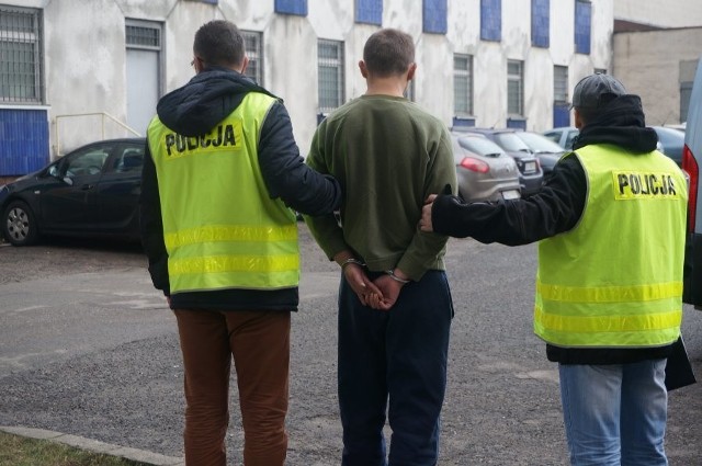 Nawet 15 lat więzienia grozi 25-letniemu Kamilowi N., który wykorzystał seksualnie 12-letnią uczennicę. Śledczy wykluczyli jednak, że mężczyzna miał udział w innych przypadkach molestowania kobiet, do których dochodziło w ubiegłym roku w Częstochowie.