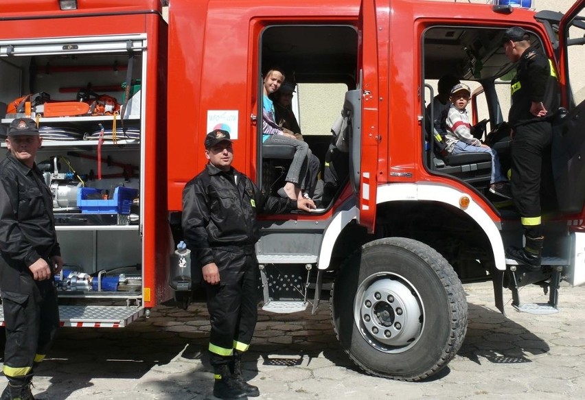 Wielki bojowy wóz ratowniczo-gaśniczy strażacy oddali we...