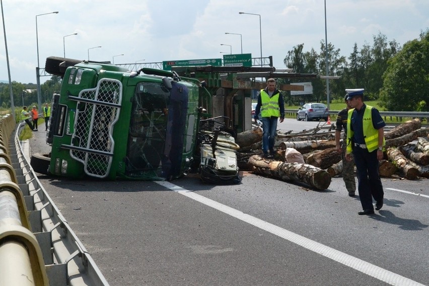 Wypadek tira na S52. Droga z Cieszyna na Bielsko-Białą zablokowana [ZDJĘCIA]