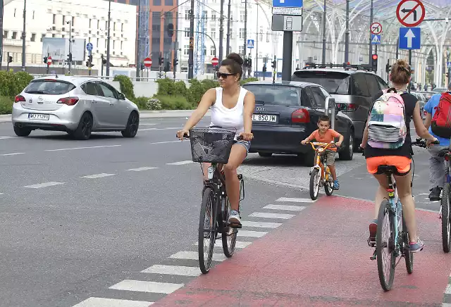 Łódzcy kierowcy i piesi chcieliby zamontowania na drogach rowerowych progów zwalniających. Ale nie jest to możliwe