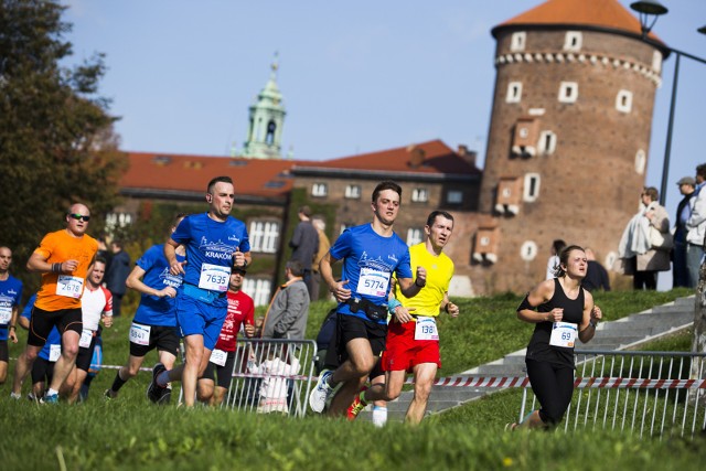 Biegacze na trasie ubiegłorocznego półmaratonu w Krakowie