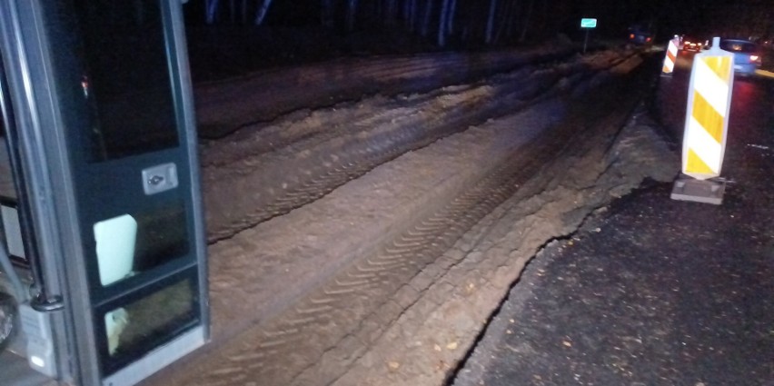 Groźne zdarzenie na remontowanej trasie Słupsk-Ustka. Autobus wypadł z drogi