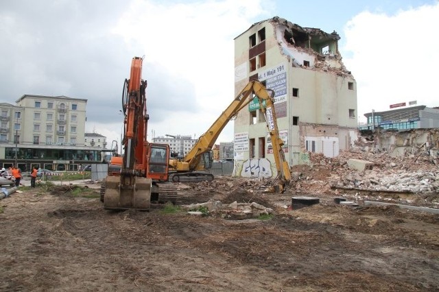 We wtorek zaczęło się burzenie dawnej siedziby Polmozbytu w Kielcach przy ulicy Żelaznej.Burzą "Polmozbyt&#8221;