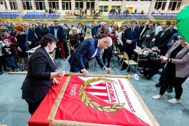 W gościnnych progach Szkoły Podstawowej nr 31 przy ul. Karłowicza odbyło się w sobotę wigilijne spotkanie biało-czerwonej rodziny. Wzięli w nim udział przedstawiciele wszystkich dyscyplin sportu, występującyh pod szyldem Polonii (piłka nożna, żużel, lekkoatletyka, kolarstwo, sportowcy niepełnosprawni, miniżużel). Nie zabrakło byłych zawodników klubu ze Sportowej 2, przedstawicieli władz miasta, samorządowców, sponsorów. W sumie przy wigilijnym stole zasiadło ok. 400 osób!Przy okazji odbyło się uroczyste przekazanie sztandaru jubileuszowego 100-lecia Polonii Bydgoszcz, na który zrzucili się sympatycy klubu. Przypomnijmy, że w przyszłym roku Polonia świętować będzie 100. urodziny.ZOBACZ ZDJĘCIA Z WIGILII POLONIJNEJ RODZINY >>>>>>>>> 