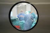 Kraków. Szpital na Klinach otrzymał dotację z Unii Europejskiej na nowoczesne leczenie nowotworów kobiecych z wykorzystaniem robota da Vinci