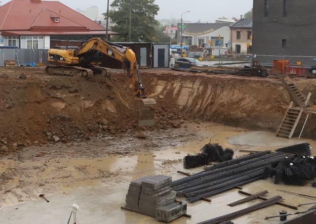 Powstały wielkie wykopy na budowie pod przyszłe podziemne garaże apartamentowców.