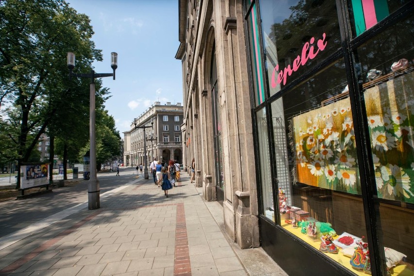 Mapa kultowych sklepów i sklepików w Krakowie kurczy się z roku na rok. Teraz czarne chmury zebrały się nad nowohuckim Cepeliksem