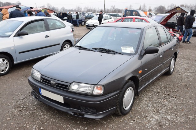 1. Nissan Primera. Silnik 1,6 benzyna, rok produkcji 1992, cena 3300 zł.