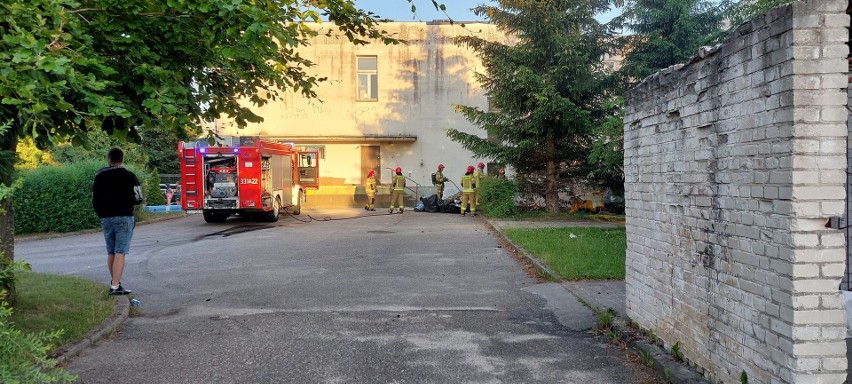 Pożar przy ulicy Staszica w Koszalinie. Paliły się śmieci [ZDJĘCIA]