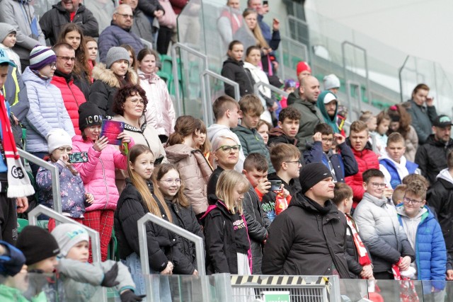 Kilkuset kibiców obejrzało we wtorek, 11 kwietnia mecz Polska - Serbia kobiet U-19