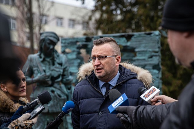 Zapraszamy mieszkańców do wspólnego udziału w obchodach Narodowego Dnia Pamięci Żołnierzy Wyklętych 1 marca przy pomniku Danuty Siedzikówny „Inki”, bohaterskiej sanitariuszki związanej z naszym regionem – mówił dziennikarzom  Rafał Rudnicki, wiceprezydent Białegostoku.