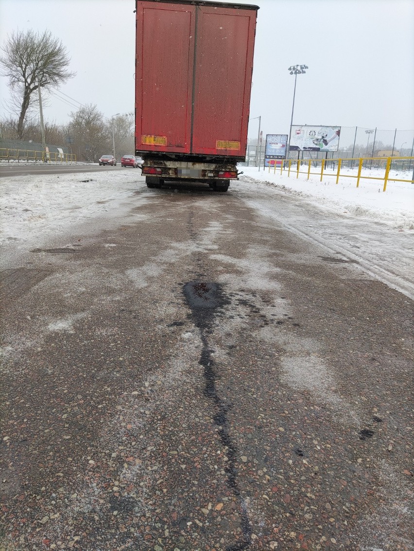 Łomża. Olej lał się z ciężarówki na drogę. Kierowcę zatrzymano do kontroli na DK 61 [ZDJĘCIA]