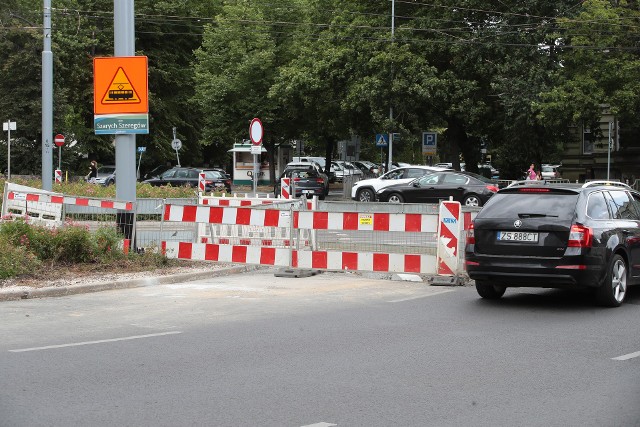 W poniedziałek rozpoczęły się prace związane z wymianą asfaltu na placu Szarych Szeregów