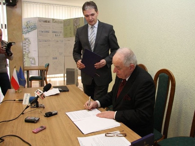 Porozumienie przygotował Adam Jarubas, marszałek województwa, a podpisuje je profesor Stanisław Adamczak, rektor Politechniki Świętokrzyskiej.