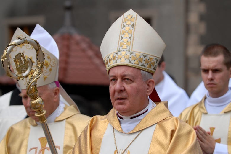 Abp Paetz koncelebruje msze. Mimo zakazu Watykanu