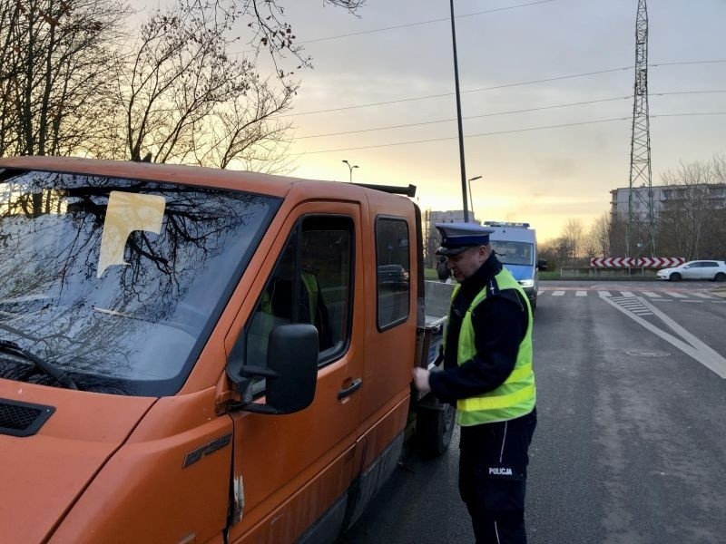 40-letniemu kierowcy mundurowi zatrzymali prawo jazdy, a...