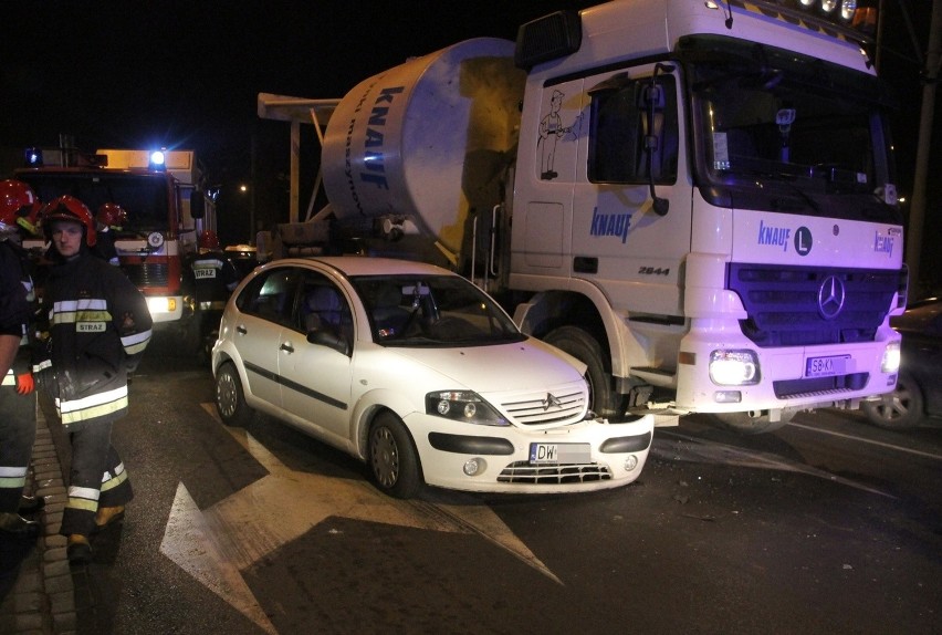 Wrocław: Wypadek na Wróblewskiego. Ciężarówka zderzyła się z autem osobowym (ZDJĘCIA)