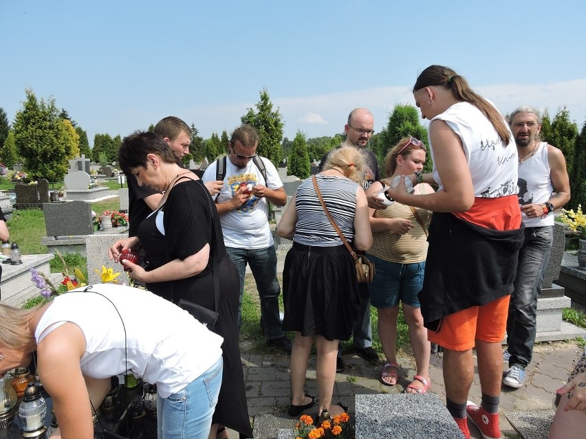 Zlot fanów Ryśka: Fani spotkali się na cmentarzu w Tychach...
