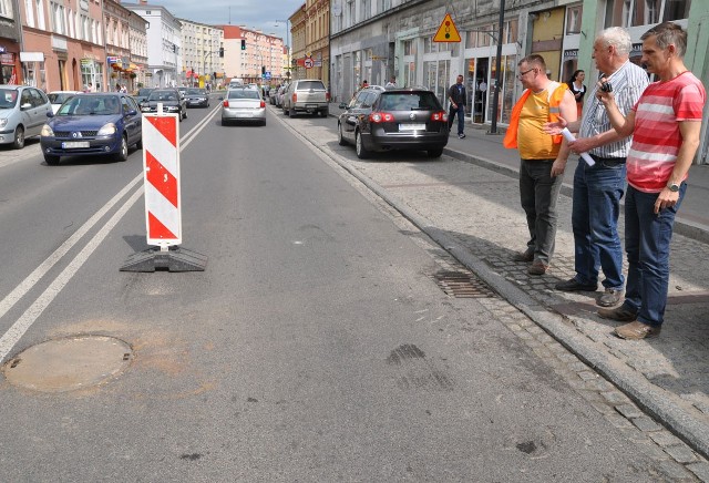 Pracownicy Powiatowego Zarządu Dróg głowią się nad przyczynami uszkodzenia nawierzchni. 