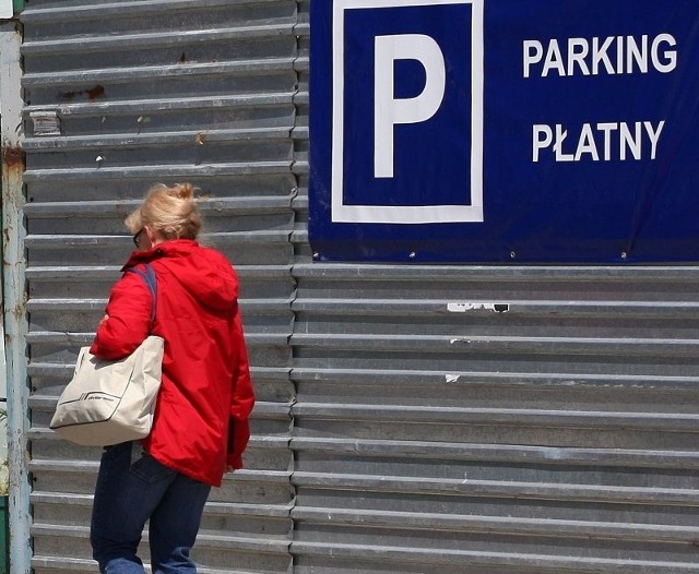 Przygotowania do parkingu w pełni. Na płocie okalającym działkę pojawił się już baner informujący o płatnym parkingu. Postawiono też budkę.