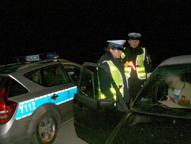 W nocy z soboty na niedzielę policjanci kontrolowali kierowców na drogach wyjazdowych z miejscowości Maliszów.