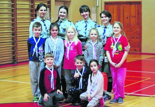 Zuchy z 6. Tarnobrzeskiej Gromady Zuchowej „Orlęta” ze swoimi starszymi koleżankami