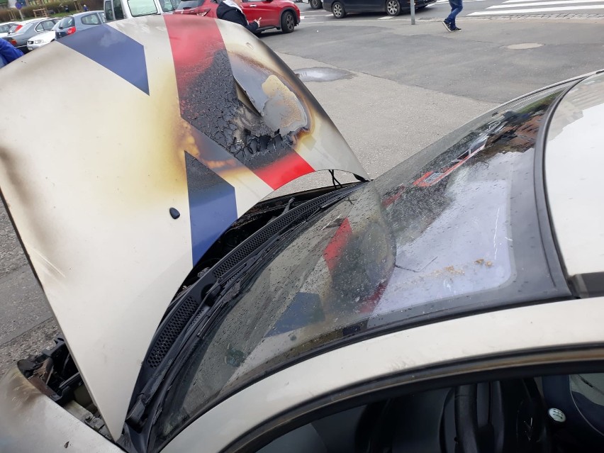 Wrocław: Samochód zapalił się na rondzie (ZDJĘCIA)     