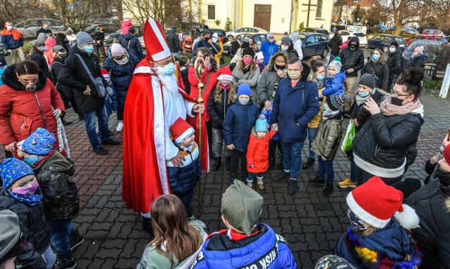 Święty Mikołaj nie mógł nie spotkać się z dziećmi w Starym Fordonie, którym wręczał słodkie upominki. Choinka na starofordońskim Rynku jest już przystrojona. Oprócz ozdób zawieszonych 6 grudnia przez dzieci i mieszkańców, wcześniej Stowarzyszenie MSF porozwieszało iluminacje nie tylko na choince. Społeczników w tym zadaniu wsparł ZDMiKP, użyczając podnośnik. W tym roku na Rynku w Starym Fordonie nie będzie bożonarodzeniowej szopki, której dach wymaga remontu.