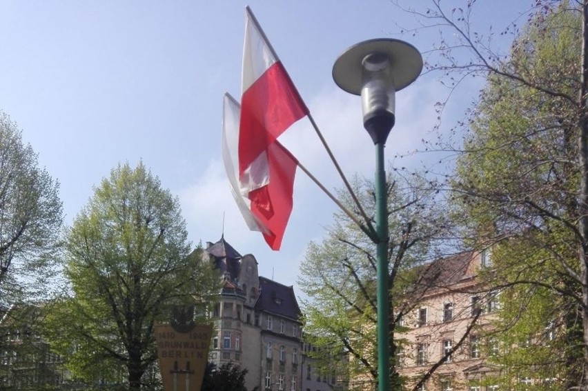 Wspięli się na elewację budynku i ukradli polską flagę