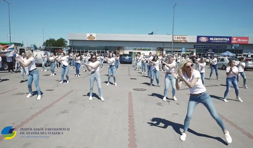 Zatańczyli na parkingu do popularnego hitu muzycznego i...