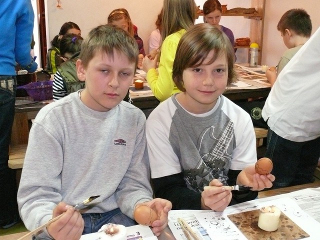 Mateusz Śmietanka i Karol Frączek z piątej klasy szkoły podstawowej numer 1 w Kozienicach po raz pierwszy w taki sposób malowali jajka.