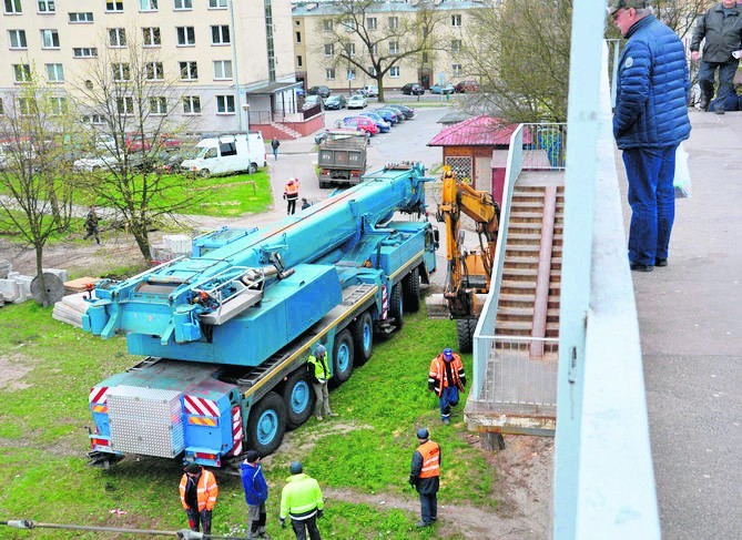 Przy kładce stanął ciężki dźwig, który pomoże rozebrać...