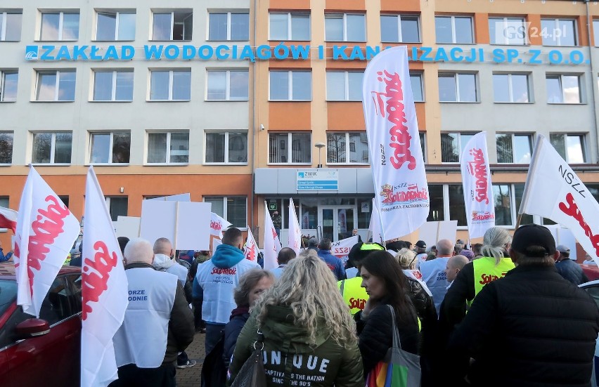 Pikieta Solidarności przed siedzibą ZWiK w Szczecinie. Chcą m.in. podwyżek [WIDEO, ZDJĘCIA]